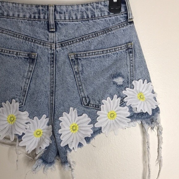 Forever 21 light wash denim with Daisys embroidered around Shorts edges size 27 - Picture 10 of 12